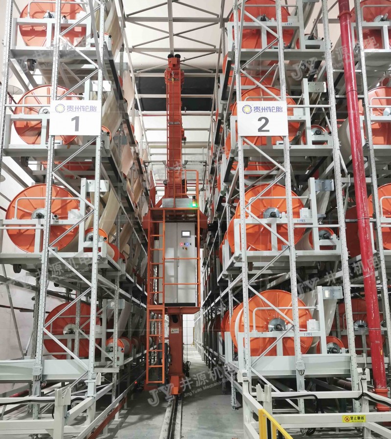 堆垛機(jī)工作中